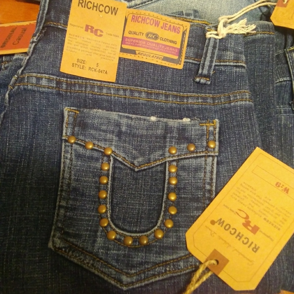 Pants size 5 in women's.